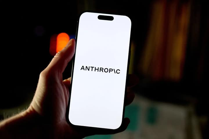 Anthropic 超 300 亿美元融资报道截图，CEO Dario Amodei 出席活动